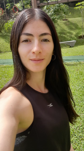 Caso de piel, después: retrato en el jardín, piel en calma.