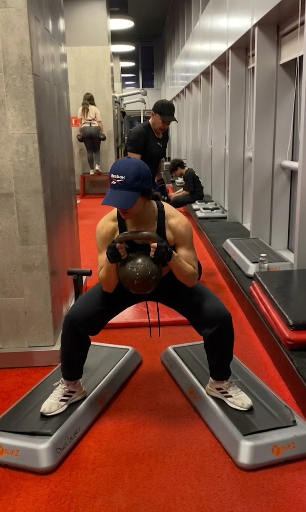Tatiana entrenando con kettlebell en el gimnasio.